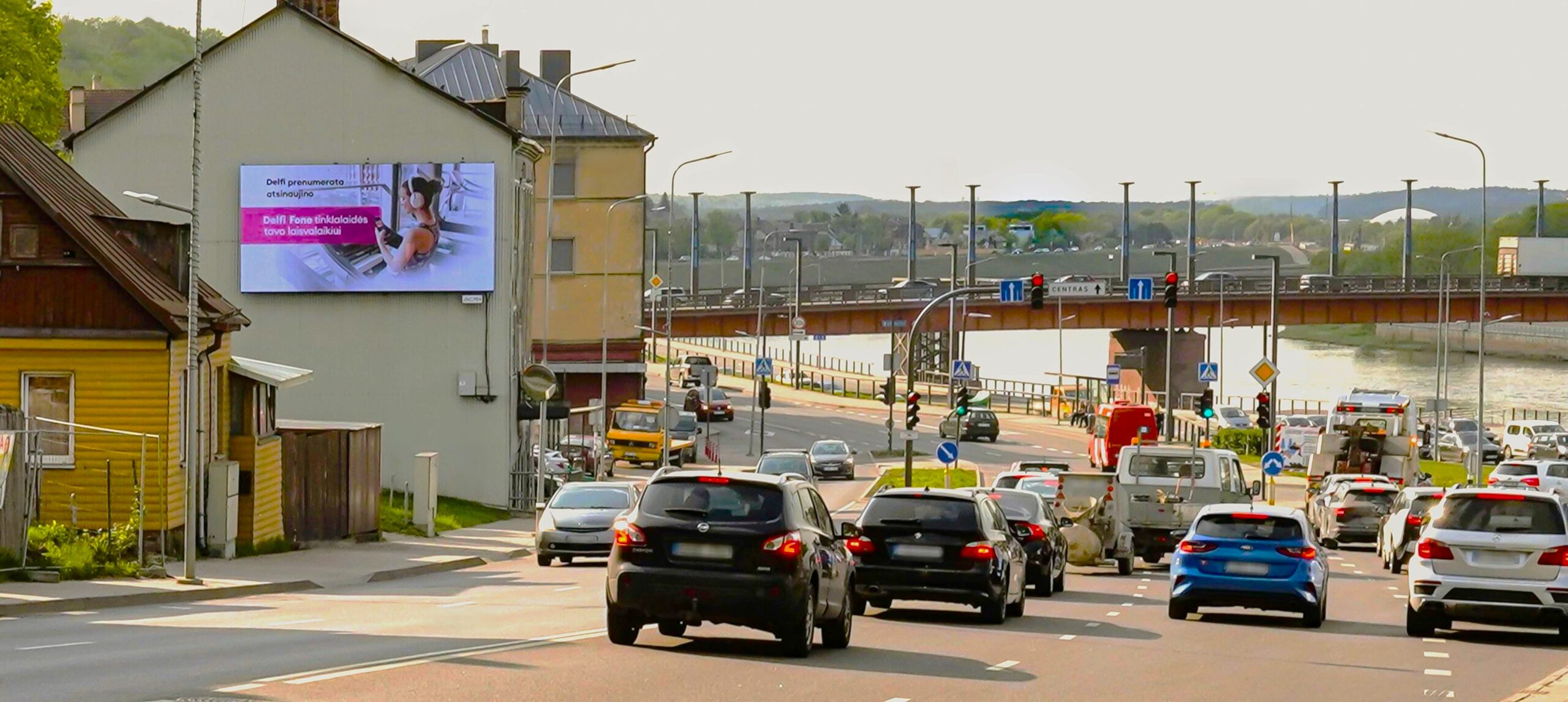 ACM kintamojo vaizdo lauko ekranas Kaune, Veiverių gatvėje, netoli Senamiesčio