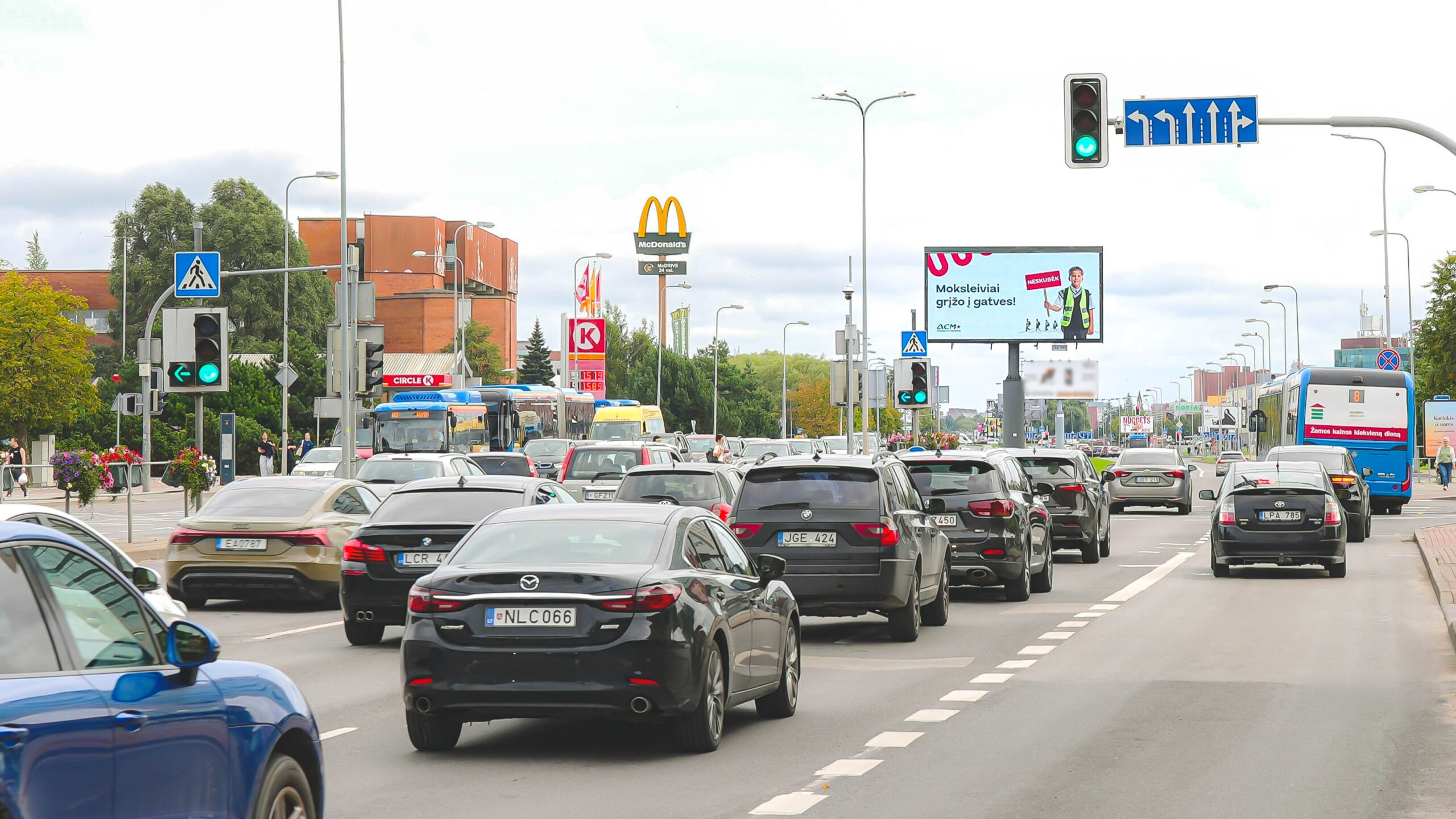 ACM kintamojo vaizdo ekranas SOLOS, Klaipėdoje Taikos prospekte sankryžoje su Kauno ir Agluonos g., prie Prekybos centro Akropolis