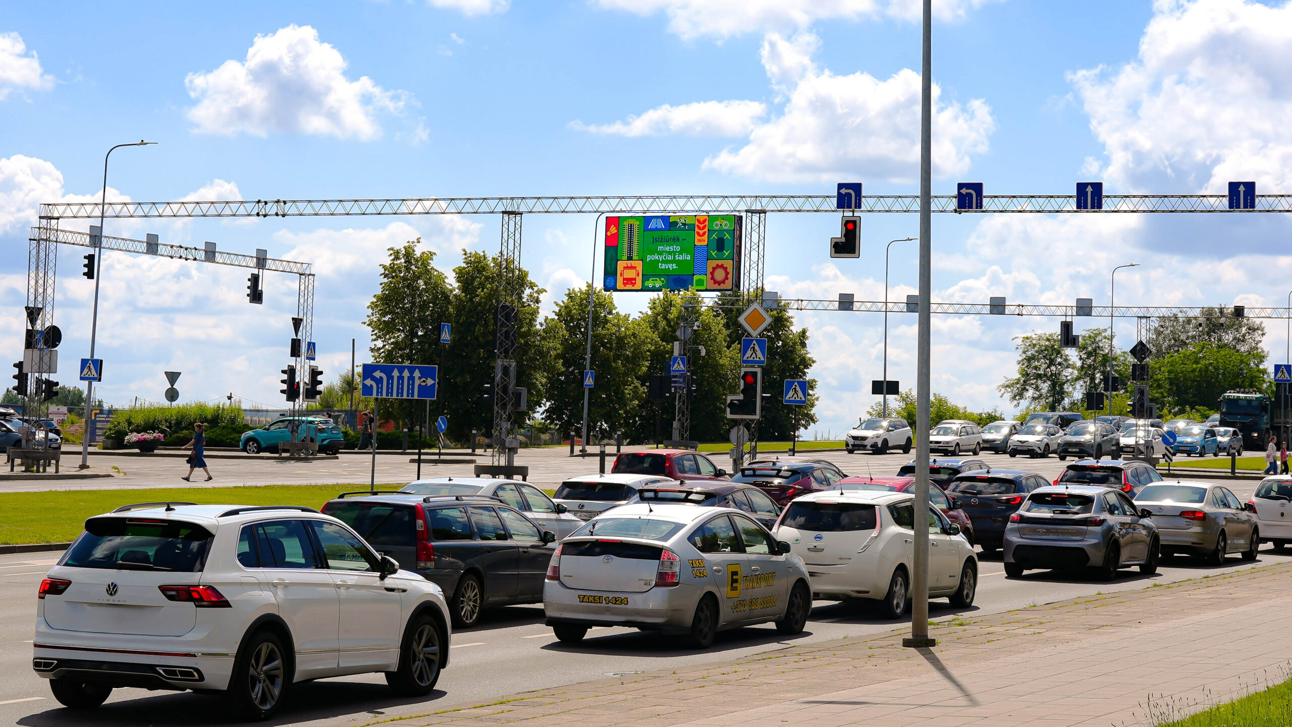 ACM kintamojo vaizdo ekranas Akropolis, Vilniuje, Ozo g.