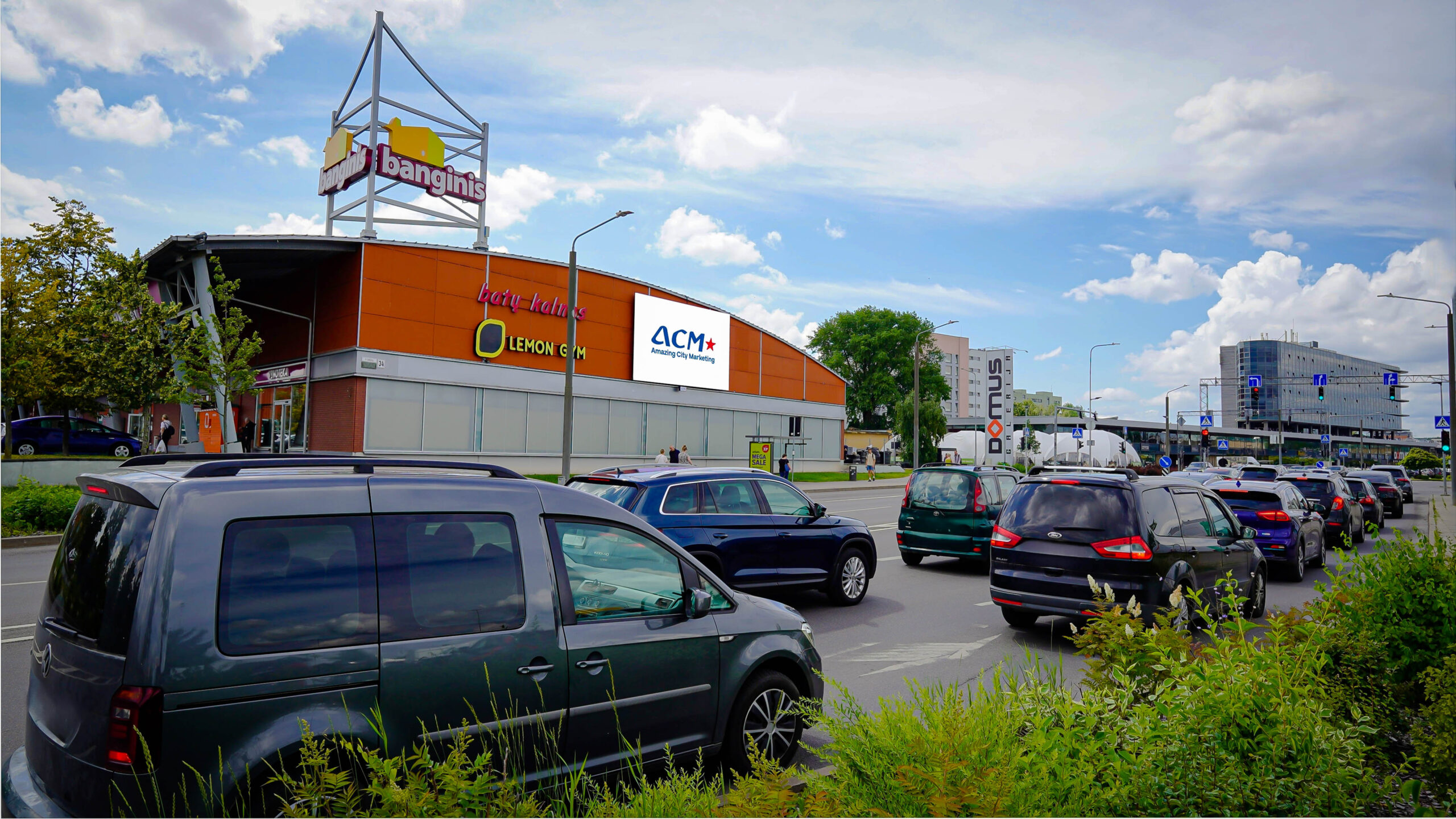 ACM kintamojo vaizdo ekranas BANGINIS, Lukšio g., ant pastato fasado.