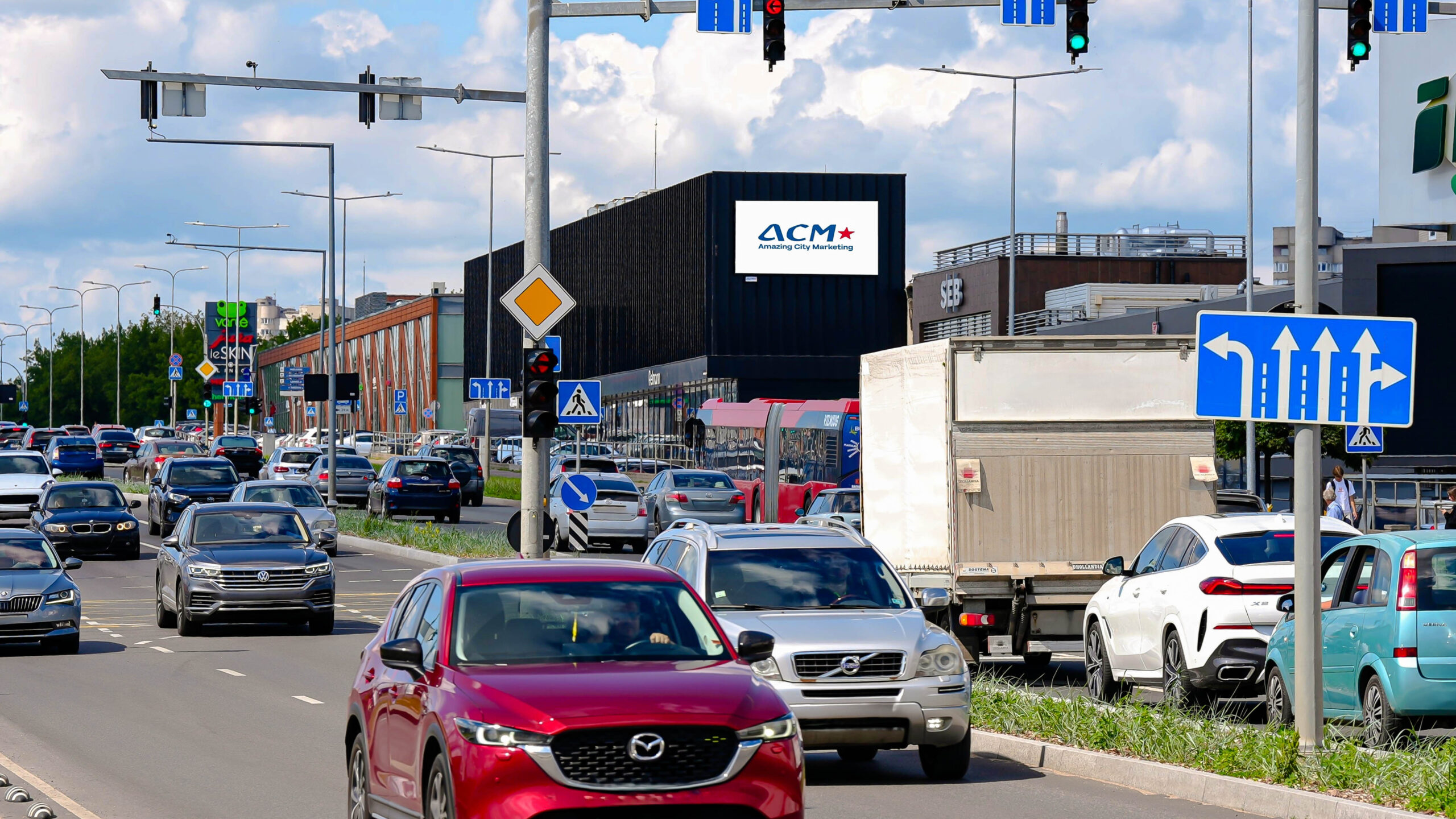 ACM kintamojo vaizdo ekranas SENUKAI, Vilniuje, Ukmergės g. nr. 239, ant pastato fasado