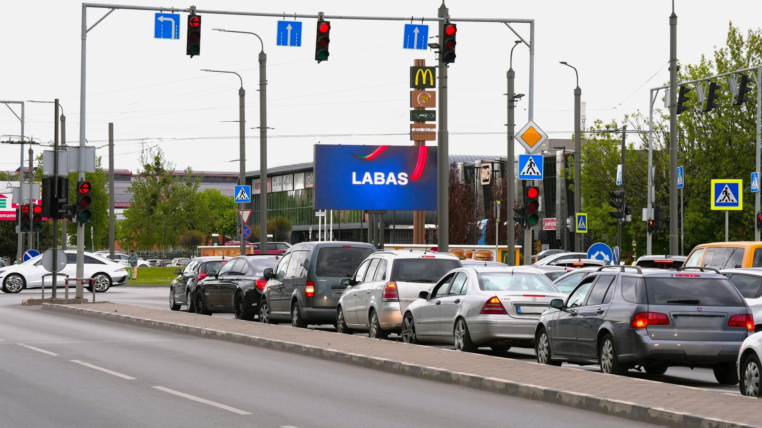 ACM kintamojo vaizdo ekranas URMAS, Kaune, Pramonės pr. / draugystės g. sankryžoje.